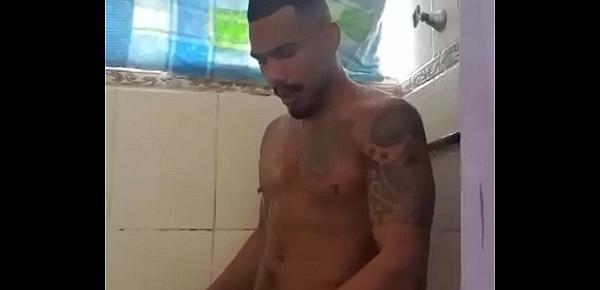  Marcelo pauzao  gozando gostoso no banho